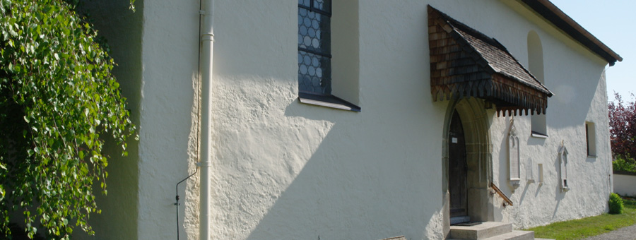 Kirchengeb�ude am Westerbuchberg, eine der �ltesten Kirchen des s�dlichen Chiemgaus ist, St. Peter und Paul. In der Kirche sind Fresken aus dem 14. und 15. Jahrhundert zu finden.